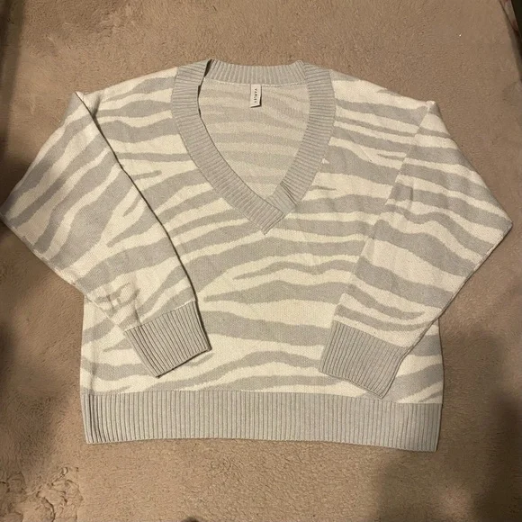 Anthropologie Varley Calvert Striped Oversized V-Neck Sweater Gray Zebra Size M - Picture 4 of 11